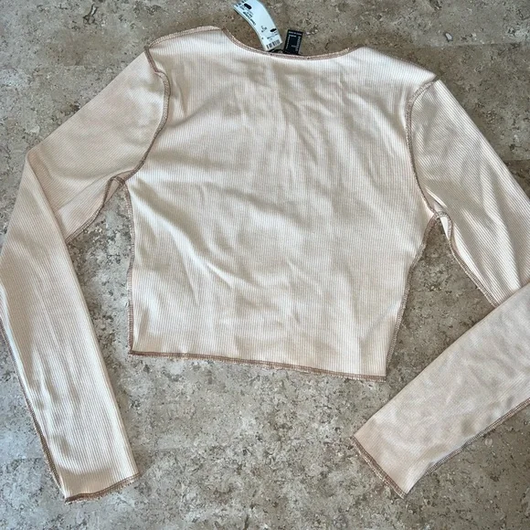 Nude Sunray Seam Ribbed Raw Hem Long Sleeve Crop Shirt - Picture 5 of 6